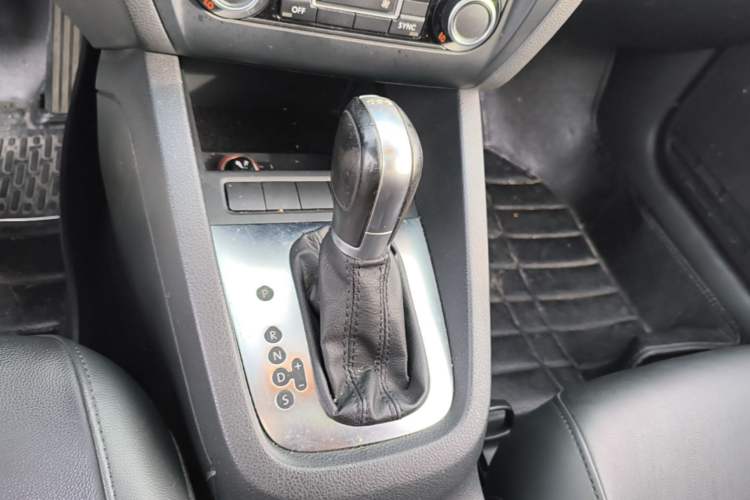 Used Volkswagen Sagitar 2014 Revised Version 1.4TSI Automatic Luxury Edition Gear Lever