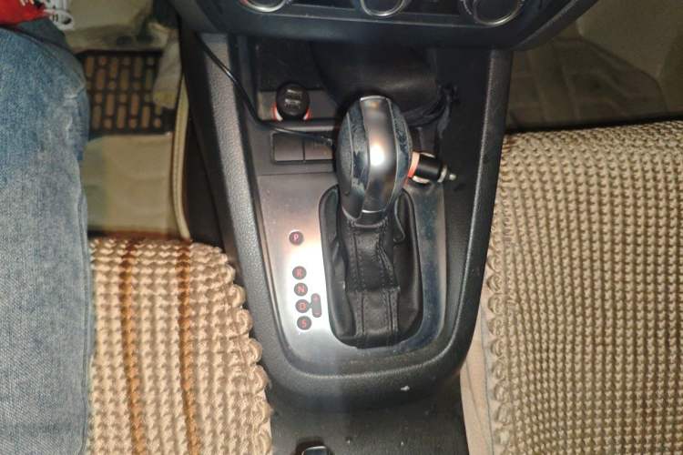 Used Volkswagen Sagitar 2014 1.6L Automatic Comfort Model Gear Lever