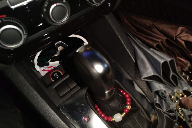Used Volkswagen Sagitar 2014 Revised Version 1.6L Automatic Comfort Edition Gear Lever