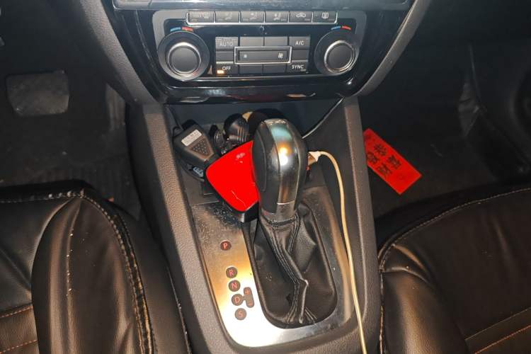 Used Volkswagen Sagitar 2014 Revised Version 1.4TSI Automatic Luxury Edition Gear Lever
