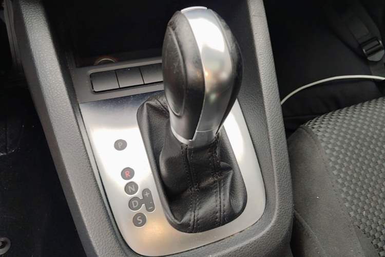 Used Volkswagen Sagitar 2014 Revised Version 1.6L Automatic Leading Edition Gear Lever