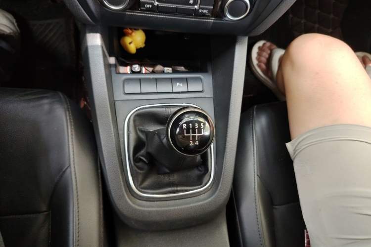Used Volkswagen Sagitar 2014 Revised Version 1.4TSI Manual Luxury Edition Gear Lever