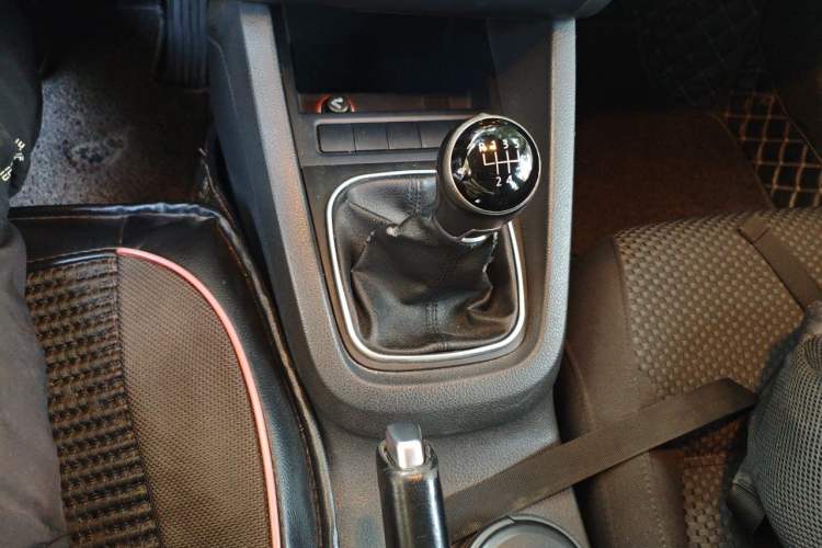 Used Volkswagen Sagitar 2014 Revised Version 1.6L Manual Leading Edition Gear Lever