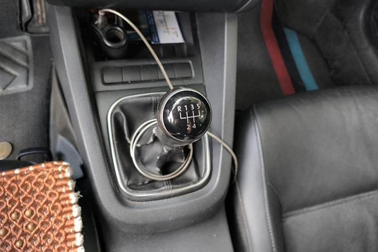 Used Volkswagen Sagitar 2014 Revised Version 1.6L Manual Comfort Edition Gear Lever