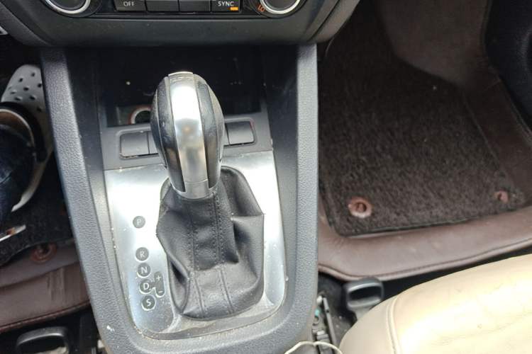 Used Volkswagen Sagitar 2014 1.4TSI Automatic Luxury Model Gear Lever