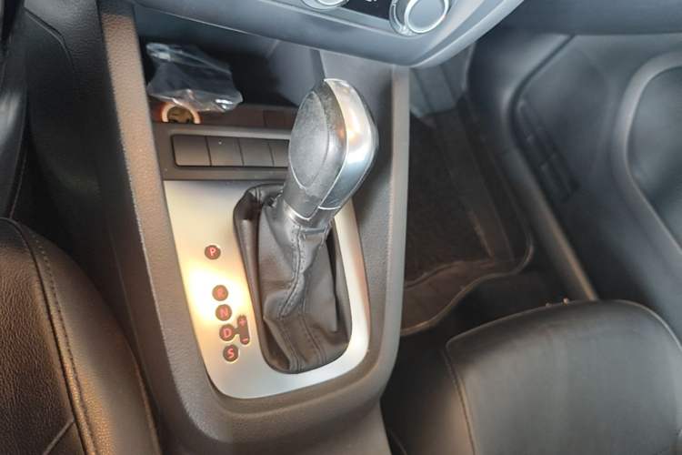 Used Volkswagen Sagitar 2014 Revised Version 1.6L Automatic Comfort Edition Gear Lever
