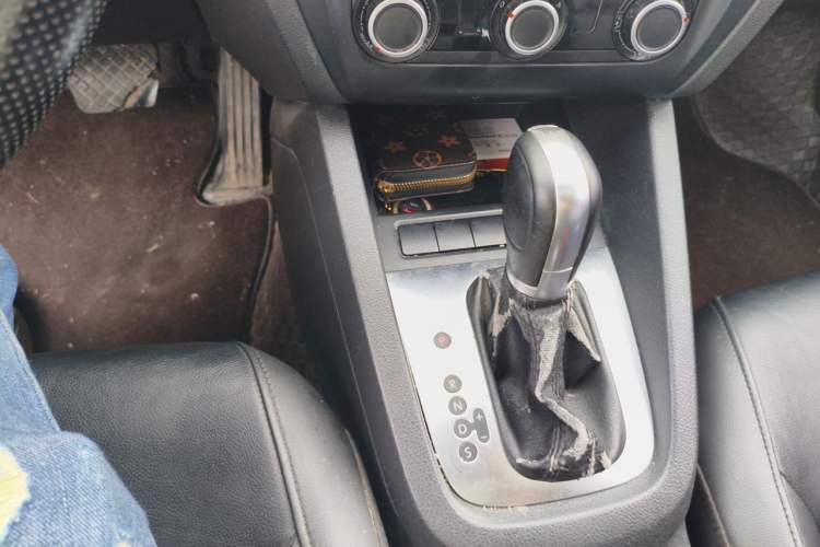 Used Volkswagen Sagitar 2014 Revised Version 1.6L Automatic Comfort Edition Gear Lever