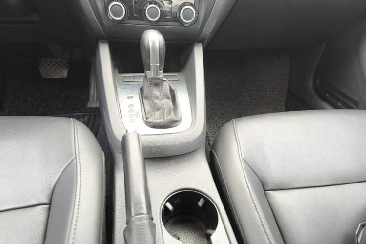 Used Volkswagen Sagitar 2014 Revised Version 1.6L Automatic Comfort Edition Gear Lever