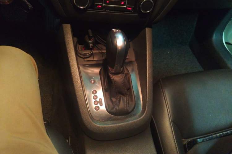 Used Volkswagen Sagitar 2014 1.4TSI Automatic Luxury Model Gear Lever