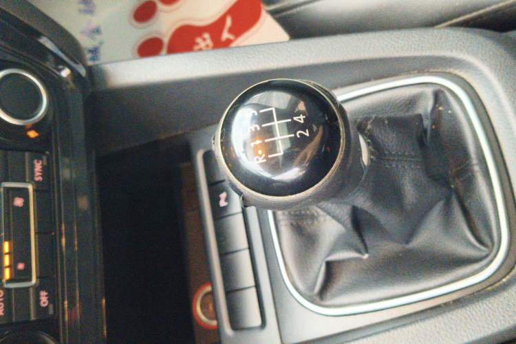 Used Volkswagen Sagitar 2014 1.4TSI Manual Luxury Model Gear Lever