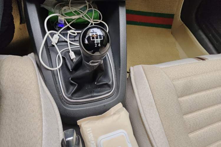 Used Volkswagen Sagitar 2014 Revised Version 1.6L Manual Comfort Edition Gear Lever
