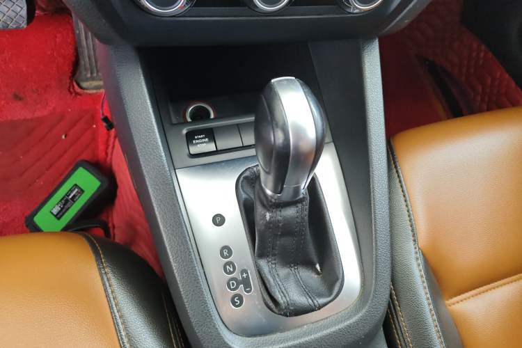 Used Volkswagen Sagitar 2014 Revised Version 1.6L Automatic Comfort Edition Gear Lever