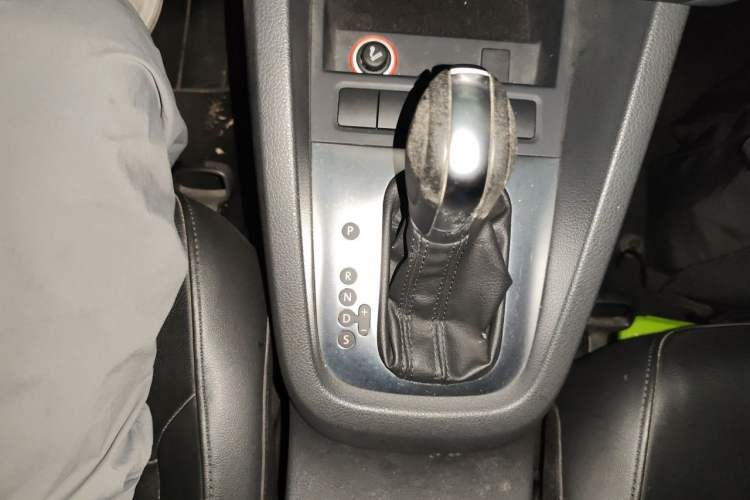 Used Volkswagen Sagitar 2014 Revised Version 1.6L Automatic Comfort Edition Gear Lever