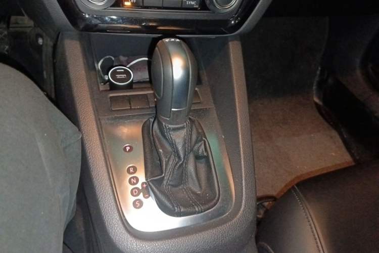 Used Volkswagen Sagitar 2014 Revised Version 1.4TSI Automatic Luxury Edition Gear Lever