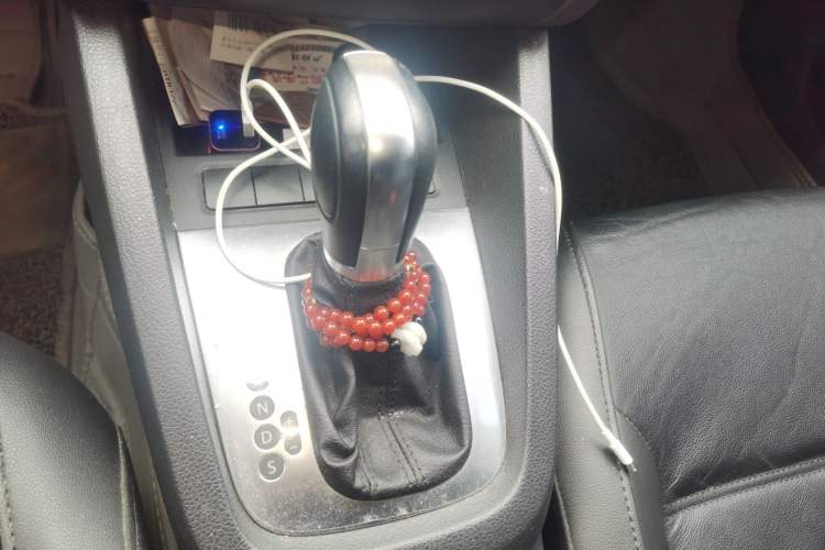Used Volkswagen Sagitar 2014 1.6L Automatic Comfort Model Gear Lever