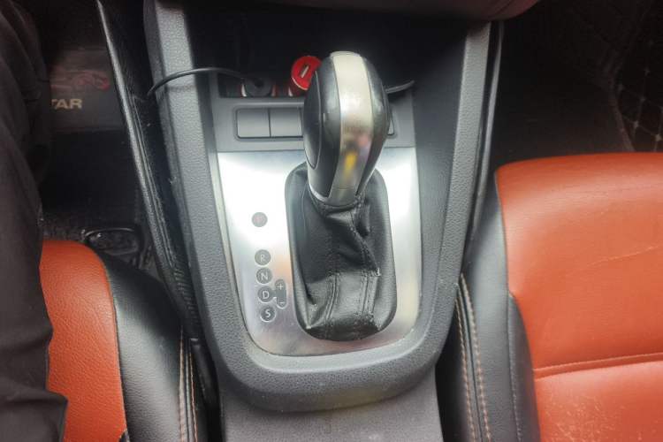 Used Volkswagen Sagitar 2014 Revised Version 1.6L Automatic Comfort Edition Gear Lever