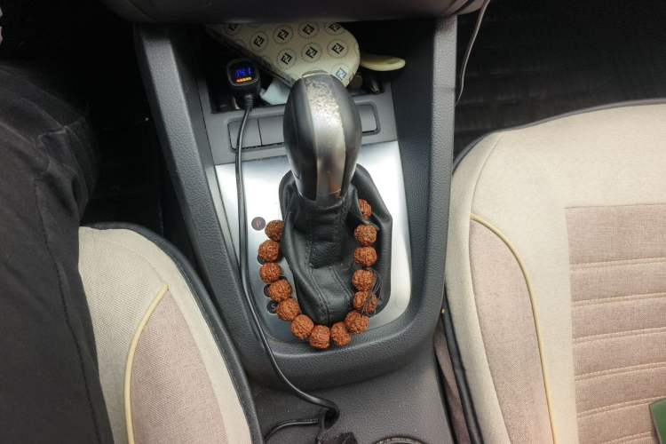 Used Volkswagen Sagitar 2014 1.6L Automatic Comfort Model Gear Lever