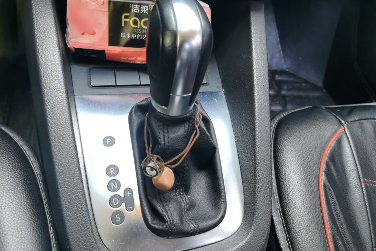 Used Volkswagen Sagitar 2014 Revised Version 1.4TSI Automatic Luxury Edition Gear Lever