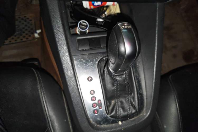 Used Volkswagen Sagitar 2014 1.4TSI Automatic Luxury Model Gear Lever