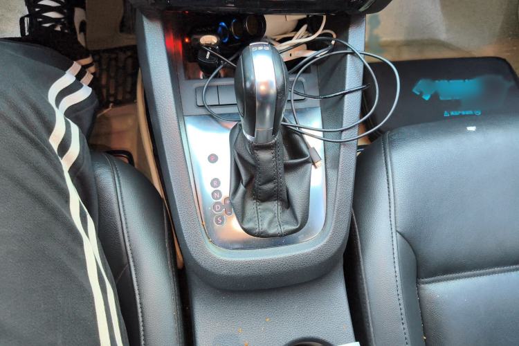 Used Volkswagen Sagitar 2014 Revised Version 1.4TSI Automatic Luxury Edition Gear Lever