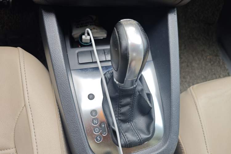 Used Volkswagen Sagitar 2014 Revised Version 1.4TSI Automatic Luxury Edition Gear Lever