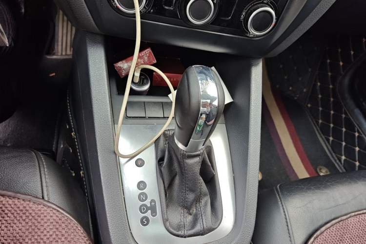 Used Volkswagen Sagitar 2014 1.6L Automatic Comfort Model Gear Lever