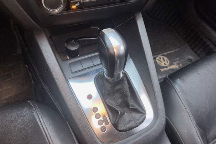 Used Volkswagen Sagitar 2014 1.4TSI Automatic Luxury Model Gear Lever