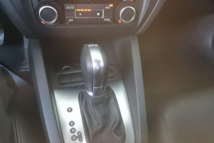 Used Volkswagen Sagitar 2014 Revised Version 1.4TSI Automatic Luxury Edition Gear Lever