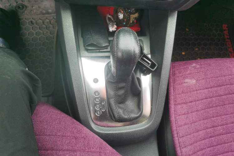 Used Volkswagen Sagitar 2014 Revised Version 1.6L Automatic Comfort Edition Gear Lever