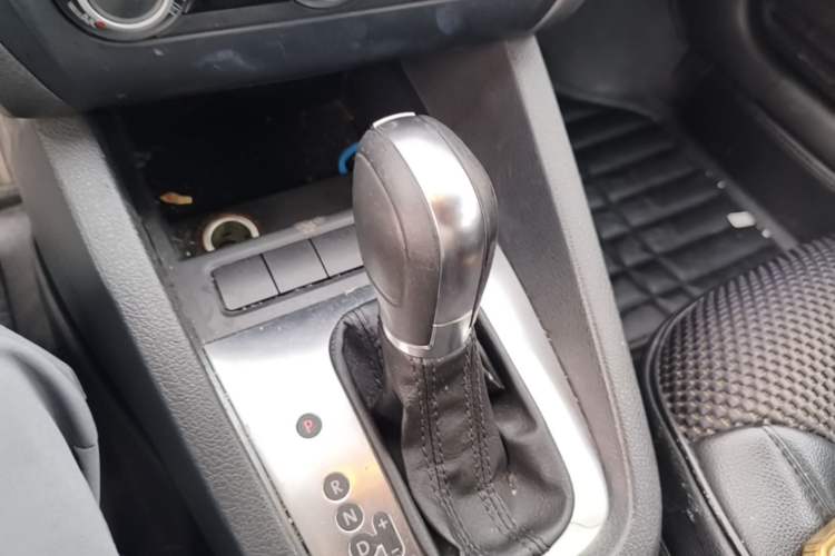 Used Volkswagen Sagitar 2014 Revised Version 1.6L Automatic Comfort Edition Gear Lever