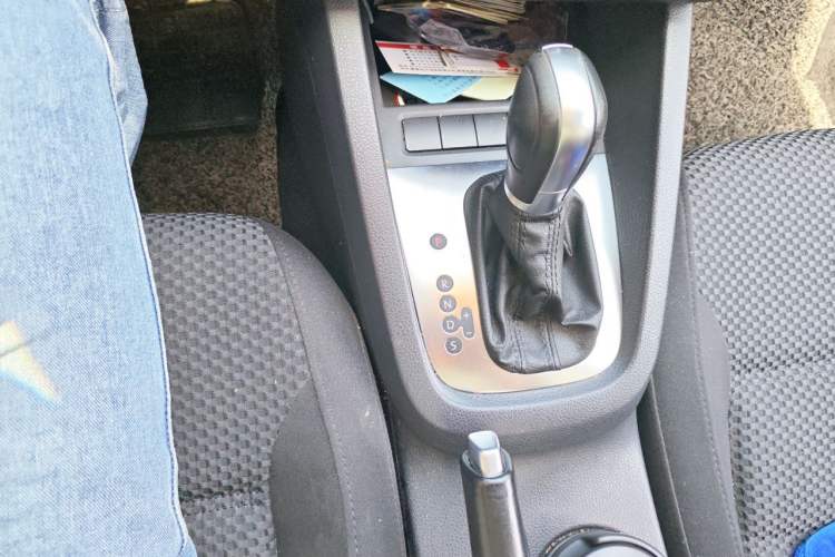 Used Volkswagen Sagitar 2014 Revised Version 1.6L Automatic Comfort Edition Gear Lever