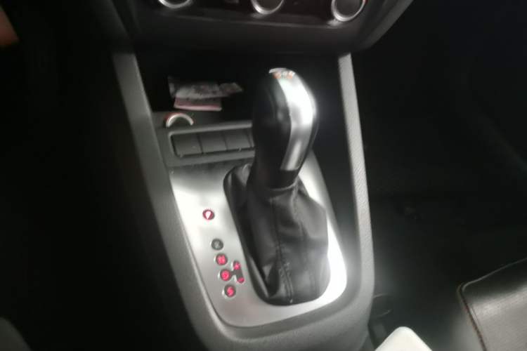 Used Volkswagen Sagitar 2014 Revised Version 1.4TSI Automatic Fashion Edition Gear Lever