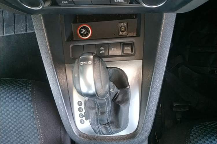 Used Volkswagen Sagitar 2014 Revised 1.4TSI BlueMotion Edition Gear Lever