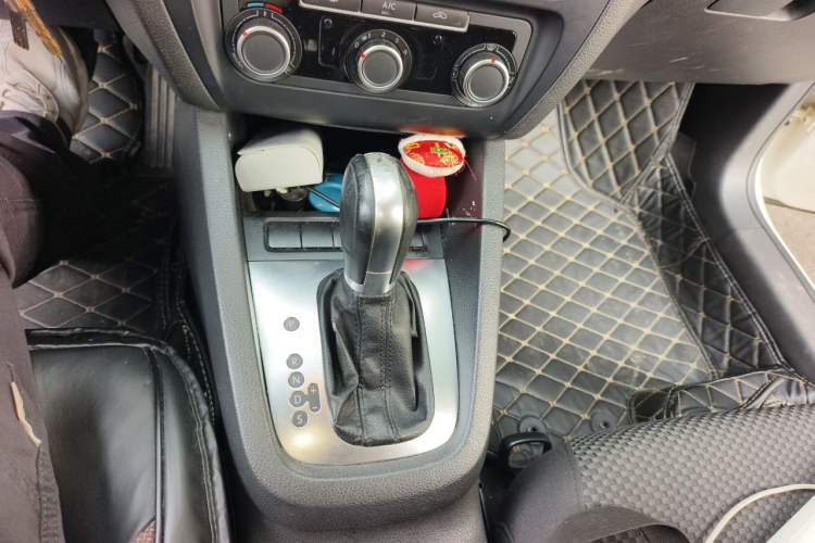 Used Volkswagen Sagitar 2014 Revised Version 1.6L Automatic Leading Edition Gear Lever