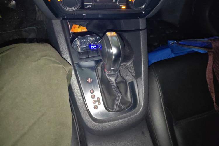 Used Volkswagen Sagitar 2014 1.4TSI Automatic Luxury Model Gear Lever