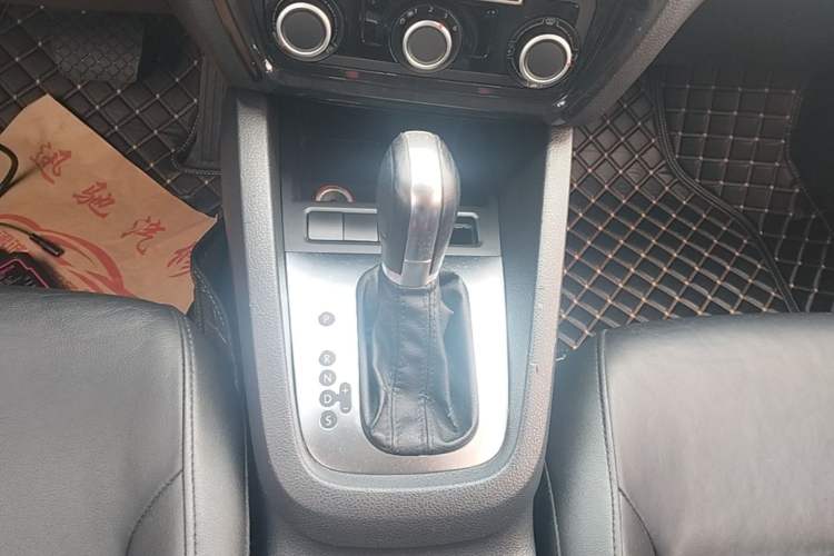 Used Volkswagen Sagitar 2014 1.6L Automatic Comfort Model Gear Lever