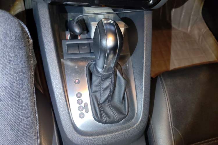 Used Volkswagen Sagitar 2014 1.4TSI Automatic Luxury Model Gear Lever