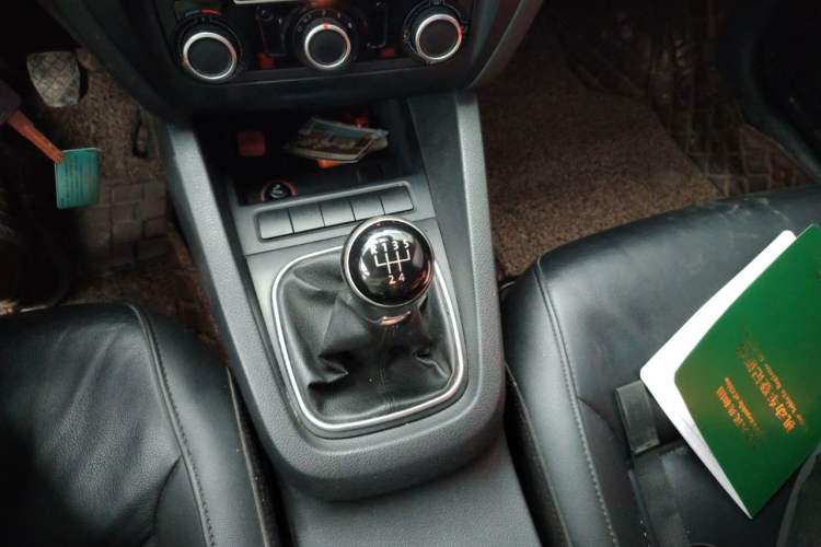 Used Volkswagen Sagitar 2014 1.6L Manual Comfort Model Gear Lever