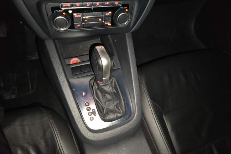 Used Volkswagen Sagitar 2014 Revised Version 1.4TSI Automatic Luxury Edition Gear Lever