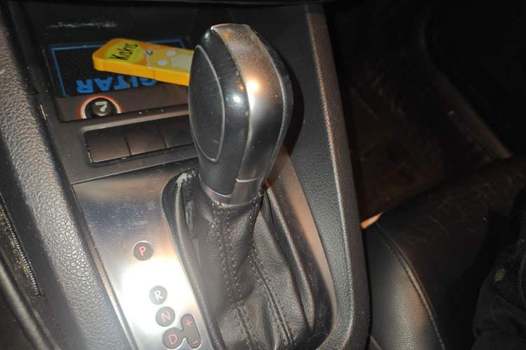 Used Volkswagen Sagitar 2014 Revised Version 1.6L Automatic Comfort Edition Gear Lever