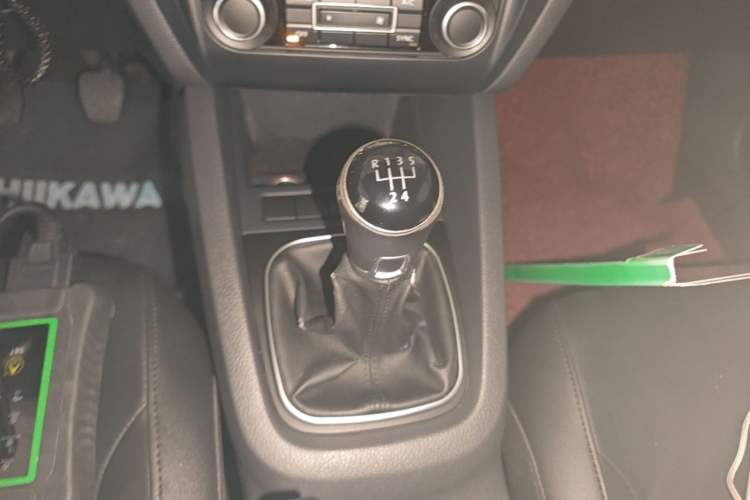 Used Volkswagen Sagitar 2014 Revised Version 1.4TSI Manual Luxury Edition Gear Lever