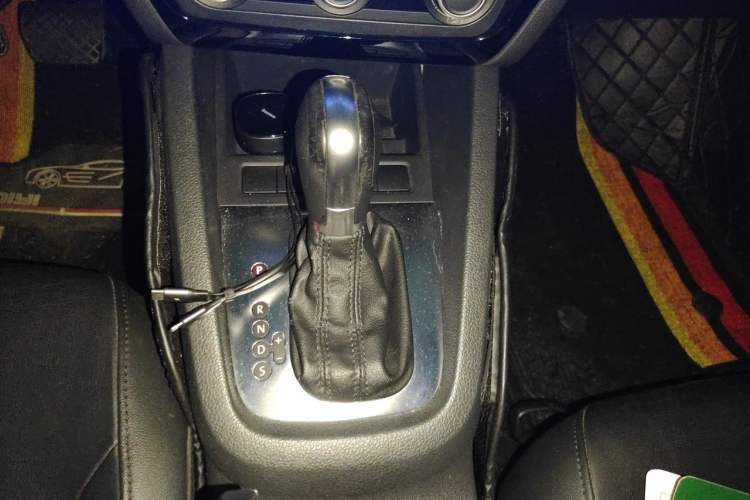 Used Volkswagen Sagitar 2014 Revised Version 1.6L Automatic Comfort Edition Gear Lever