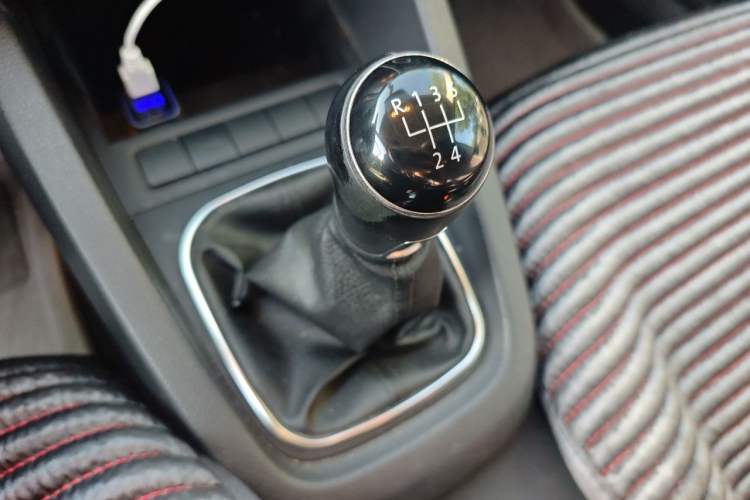 Used Volkswagen Sagitar 2014 1.6L Manual Comfort Model Gear Lever
