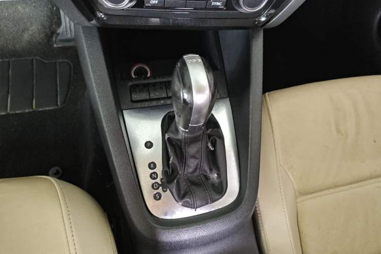 Used Volkswagen Sagitar 2014 1.4TSI Automatic Luxury Model Gear Lever