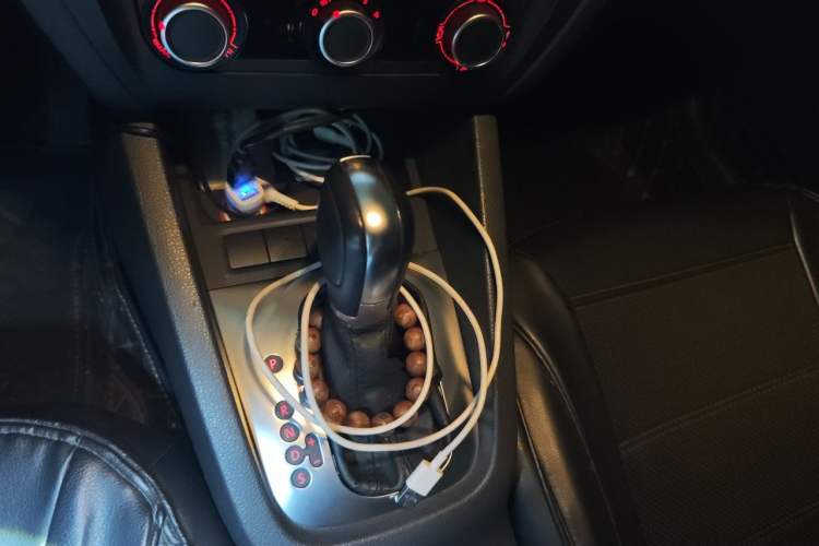 Used Volkswagen Sagitar 2014 Revised Version 1.6L Automatic Comfort Edition Gear Lever