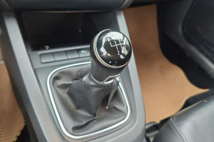 Used Volkswagen Sagitar 2014 Revised Version 1.4TSI Manual Luxury Edition Gear Lever