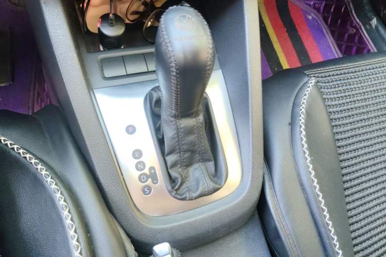 Used Volkswagen Sagitar 2014 1.4TSI Automatic Luxury Model Gear Lever