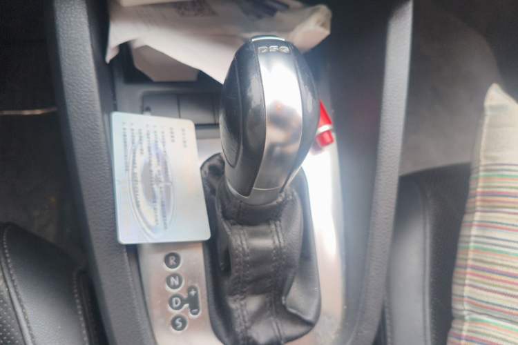 Used Volkswagen Sagitar 2014 1.4TSI Automatic Flagship Edition Gear Lever