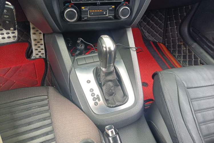 Used Volkswagen Sagitar 2014 Revised Version 1.4TSI Automatic Luxury Edition Gear Lever