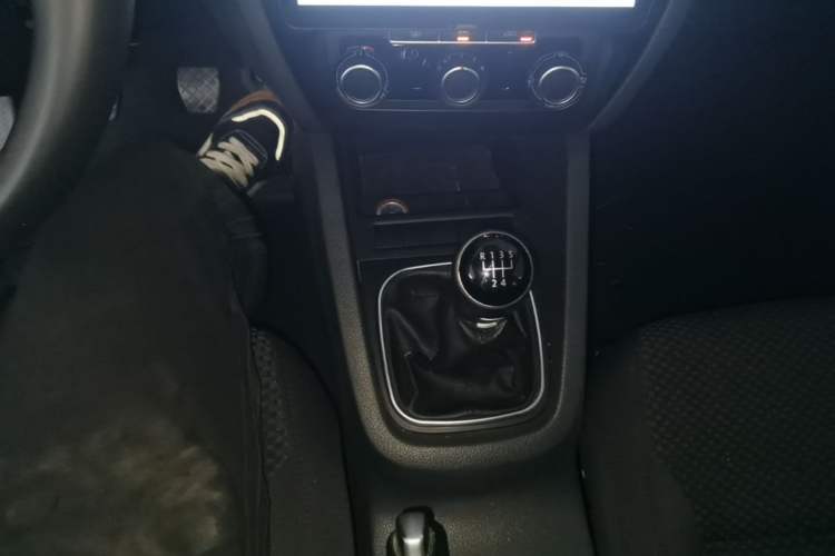 Used Volkswagen Sagitar 2014 Revised Version 1.6L Manual Leading Edition Gear Lever